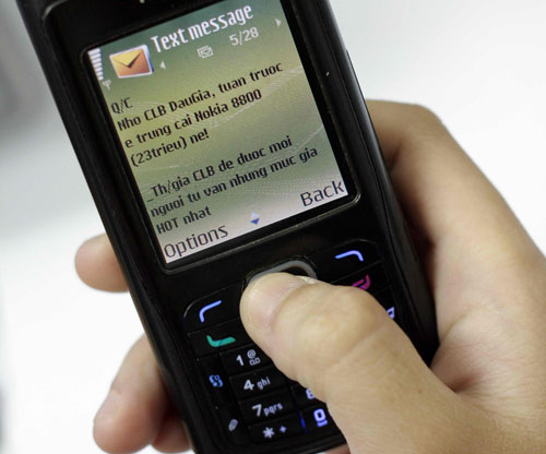 Tin nhắn rác gây nhiều phiền phức và thiệt hại cho người dùng điện thoại di động - Ảnh: Đ.N.