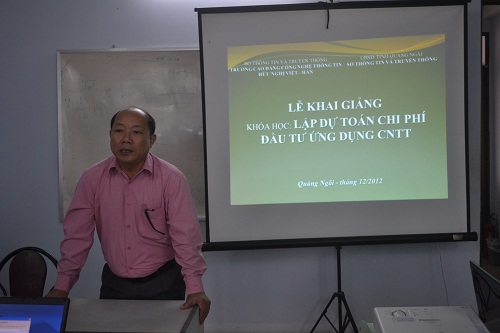 Ông Nguyễn Mạnh Hùng Phát biểu khai giảng lớp học
