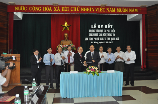 Quang cảnh Lễ ký kết Chương trình hợp tác phát triển công nghiệp CNTT giữa Quảng Ngãi và Đà Nẵng.