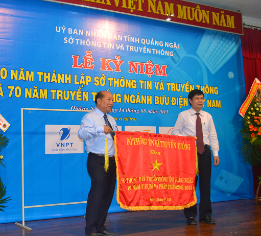 Ông Bùi Như Uyên - Vụ trưởng Vụ thi đua khen thưởng trao tặng Bức trướng lưu niệm cho Sở TT&TT