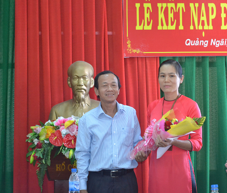 Đồng chí Trần Cao Tánh - Bí thư Chi bộ trao Quyết định và tặng hoa cho đồng chí Trương Thị Diệu Thủy