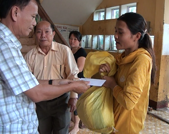 Ông Nguyễn Văn Thư trao quà cho người dân tại xã Hành Tín Đông
