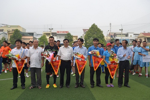 Đại diện Ban tổ chức trao cờ lưu niệm và hoa cho các đội tham dự