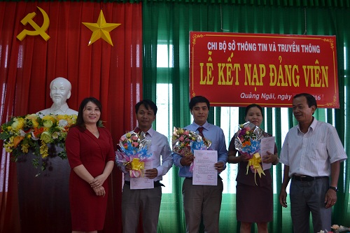 Đồng chí Trần Cao Tánh, Bí thư Chi bộ trao Quyết định và tặng hoa cho đảng viên mới