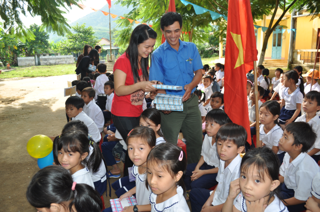 Cùng Viettel Quảng Ngãi tặng quà cho các em học sinh tại trường Tiểu học Hành Tín Đông nhân dịp khai giảng năm học mới