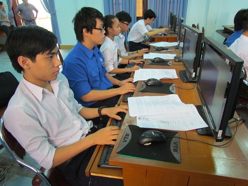 Thí sinh làm bài thi tại Hội thi tin học trẻ không chuyên tỉnh Quảng Ngãi năm 2015.jpg