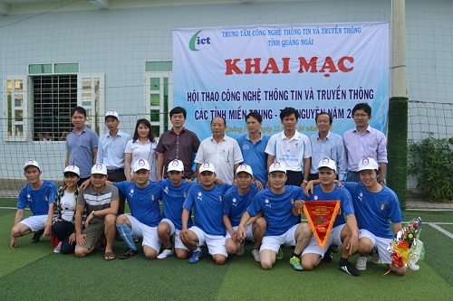 Ban tổ chức chụp hình lưu niệm với Trung tâm CNTT&TT tỉnh Bình Định (2).jpg