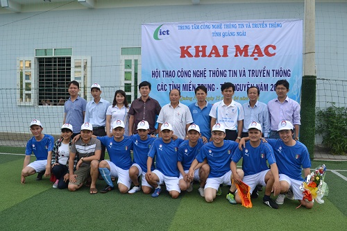 Ban tổ chức chụp hình lưu niệm với Trung tâm CNTT&TT tỉnh Quảng Nam.jpg